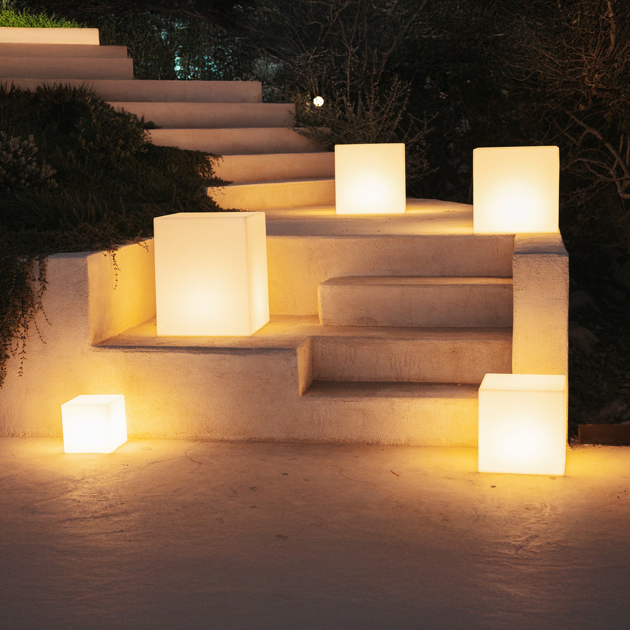 Cuby<br> Solar & Rechargeable Cube Lamp