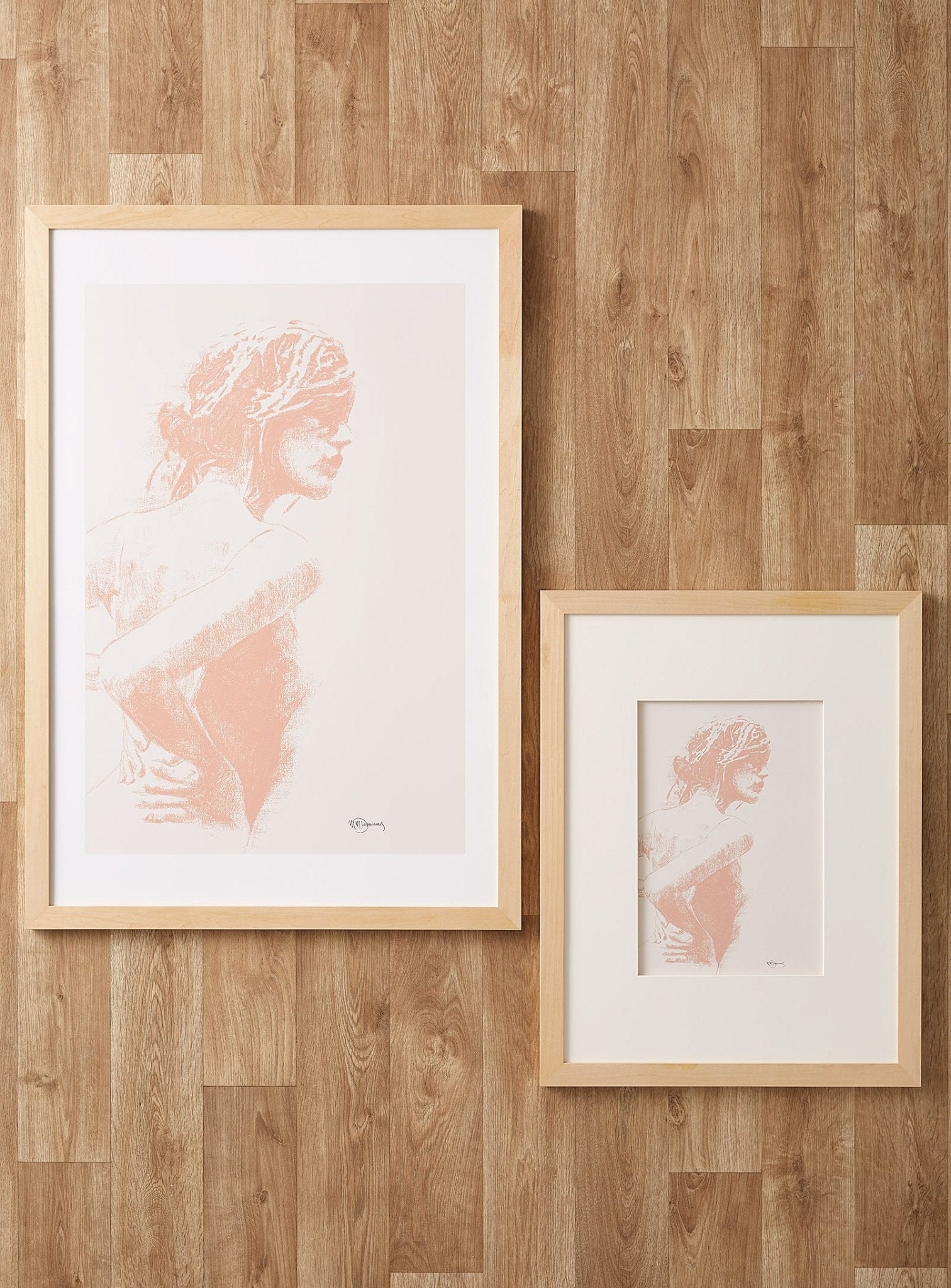 Charcoal Women Figure - Abricot on cream