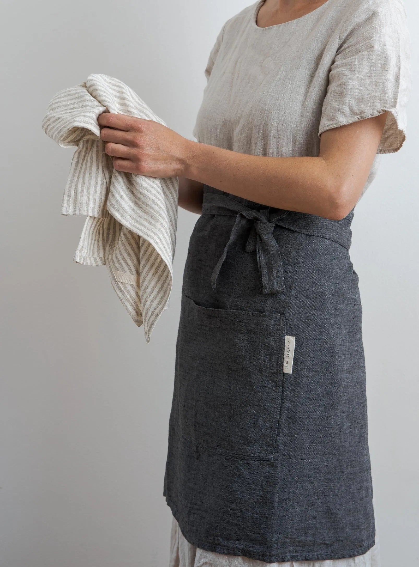 Half Linen Apron - Anthracite Confetti Mill Half aprons art-noise.myshopify.com half-linen-apron-anthracite Half Linen Apron - Anthracite Confetti Mill Half aprons art-noise.myshopify.com half-linen-apron-anthracite