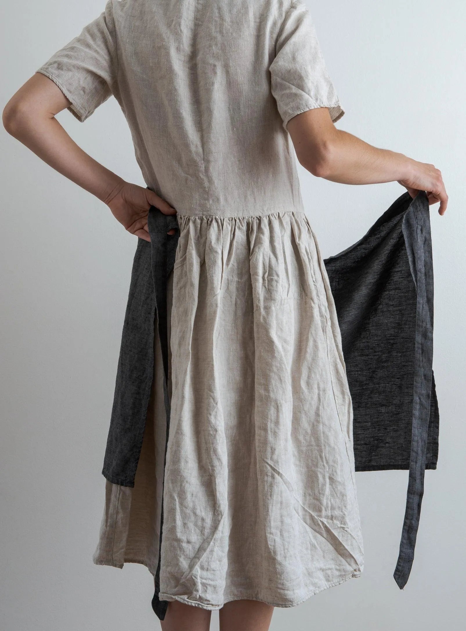 Half Linen Apron - Anthracite Confetti Mill Half aprons art-noise.myshopify.com half-linen-apron-anthracite Half Linen Apron - Anthracite Confetti Mill Half aprons art-noise.myshopify.com half-linen-apron-anthracite
